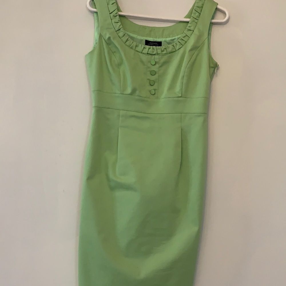 SALE Tahari lite green sleeveless sheath dress.  Size 2